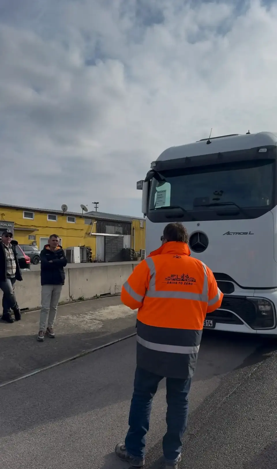 Ağır vasıta anti-skid eğitiminde pist alanında çekici uygulaması