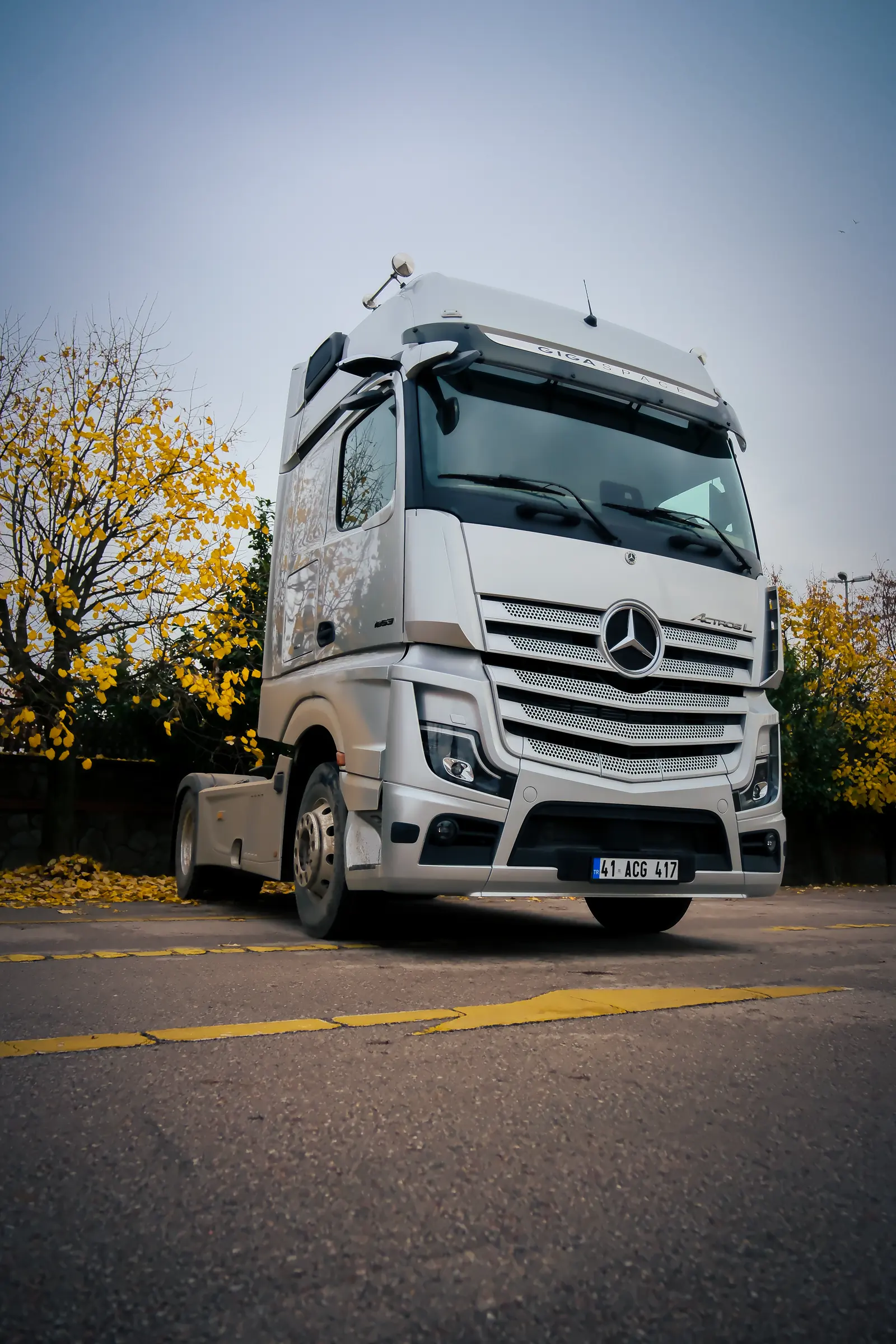 SafePass araç kontrolü öncesi sahada bekleyen Mercedes Actros çekici