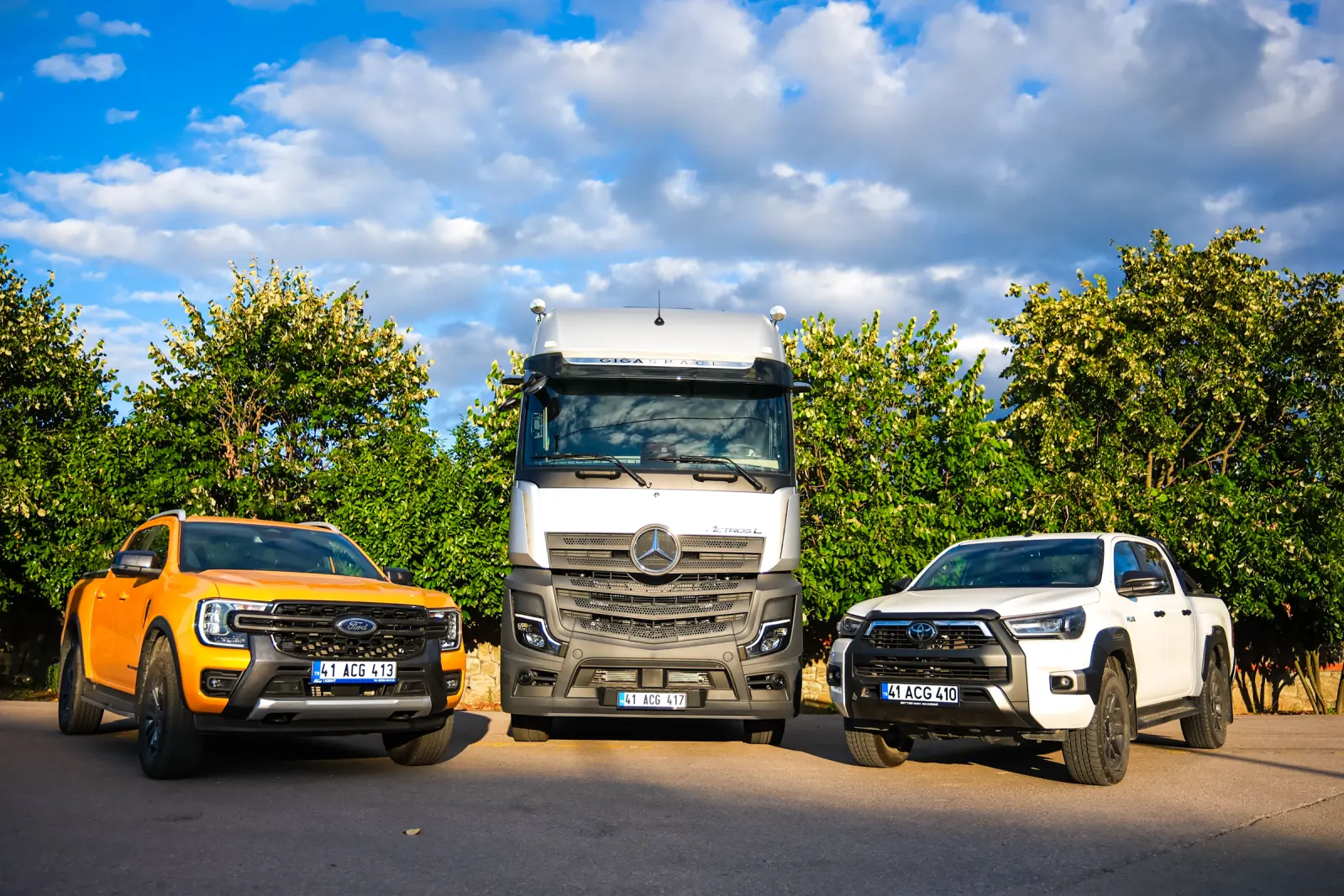 Better Way Akademi filo güvenliği çalışmasında yan yana duran pick-up araçlar ve çekici