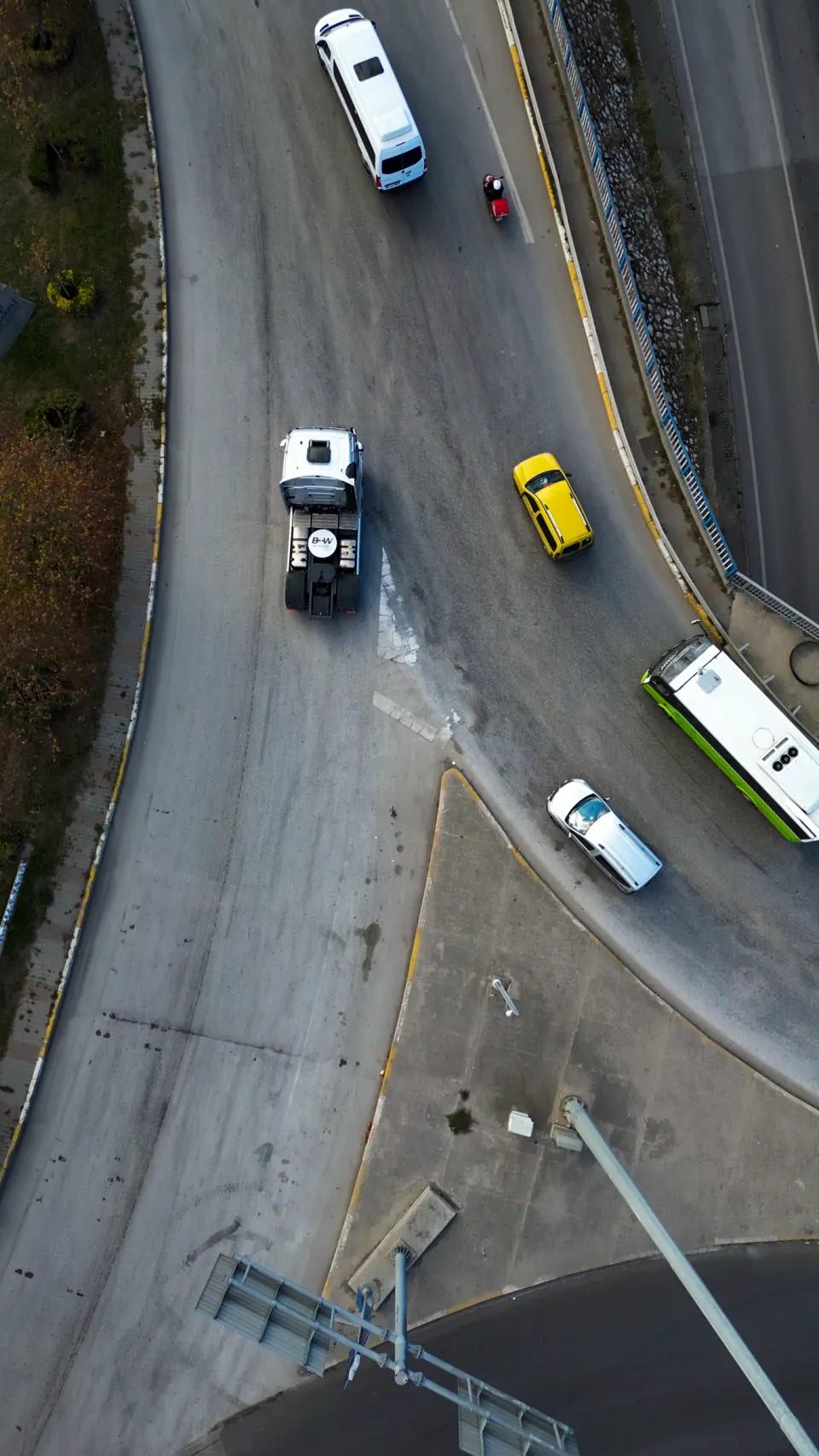 Havadan çekilmiş kavşak ve yol güzergâhı; araçlar arasındaki takip mesafesi